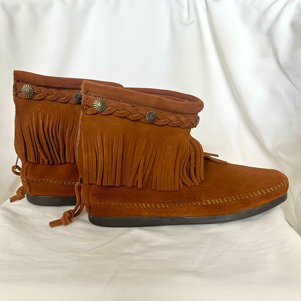 Minnetonka Women's Fringe Hi Top Chukka 
Back Zip Size 6.5
